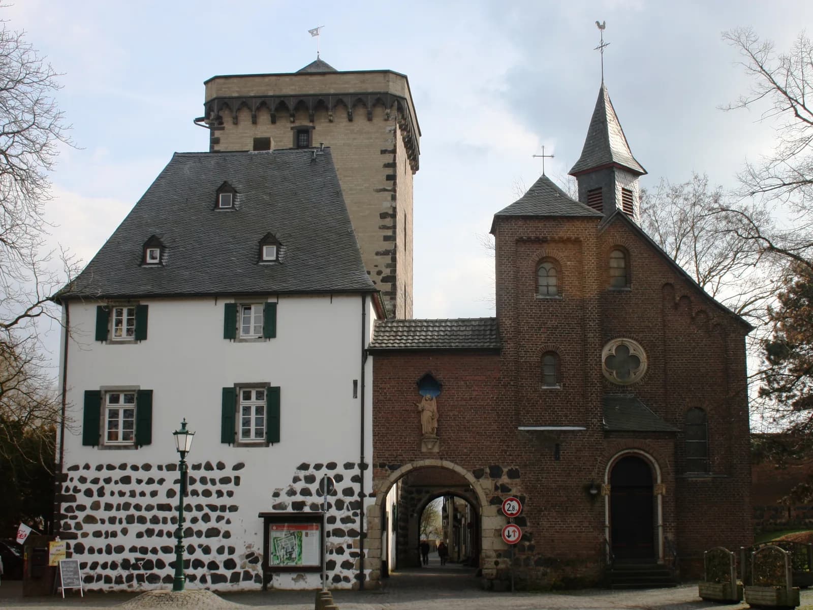 Rheintor und Zollturm der Feste Zons in Dormagen