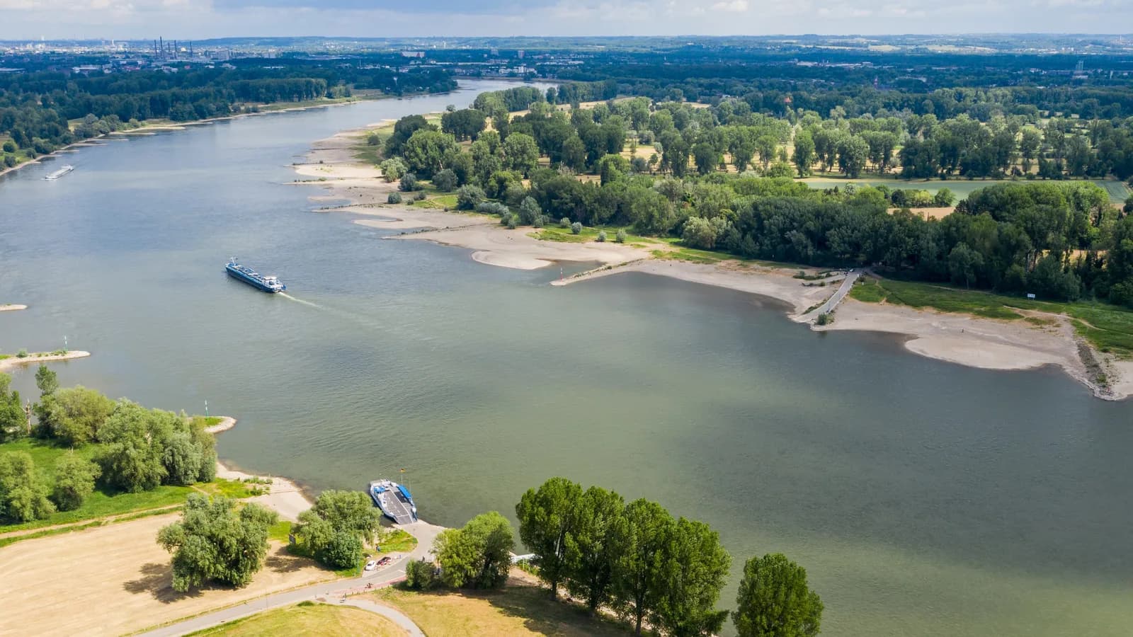 Rhein bei Zons mit Rheinauen und Schiff