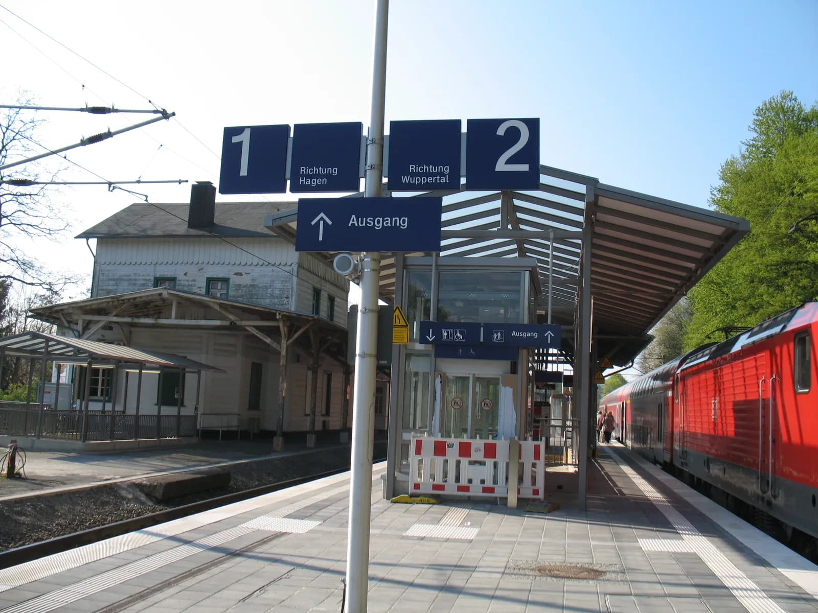 Bahnsteig am Bahnhof Ennepetal (Gevelsberg) mit Regionalexpress