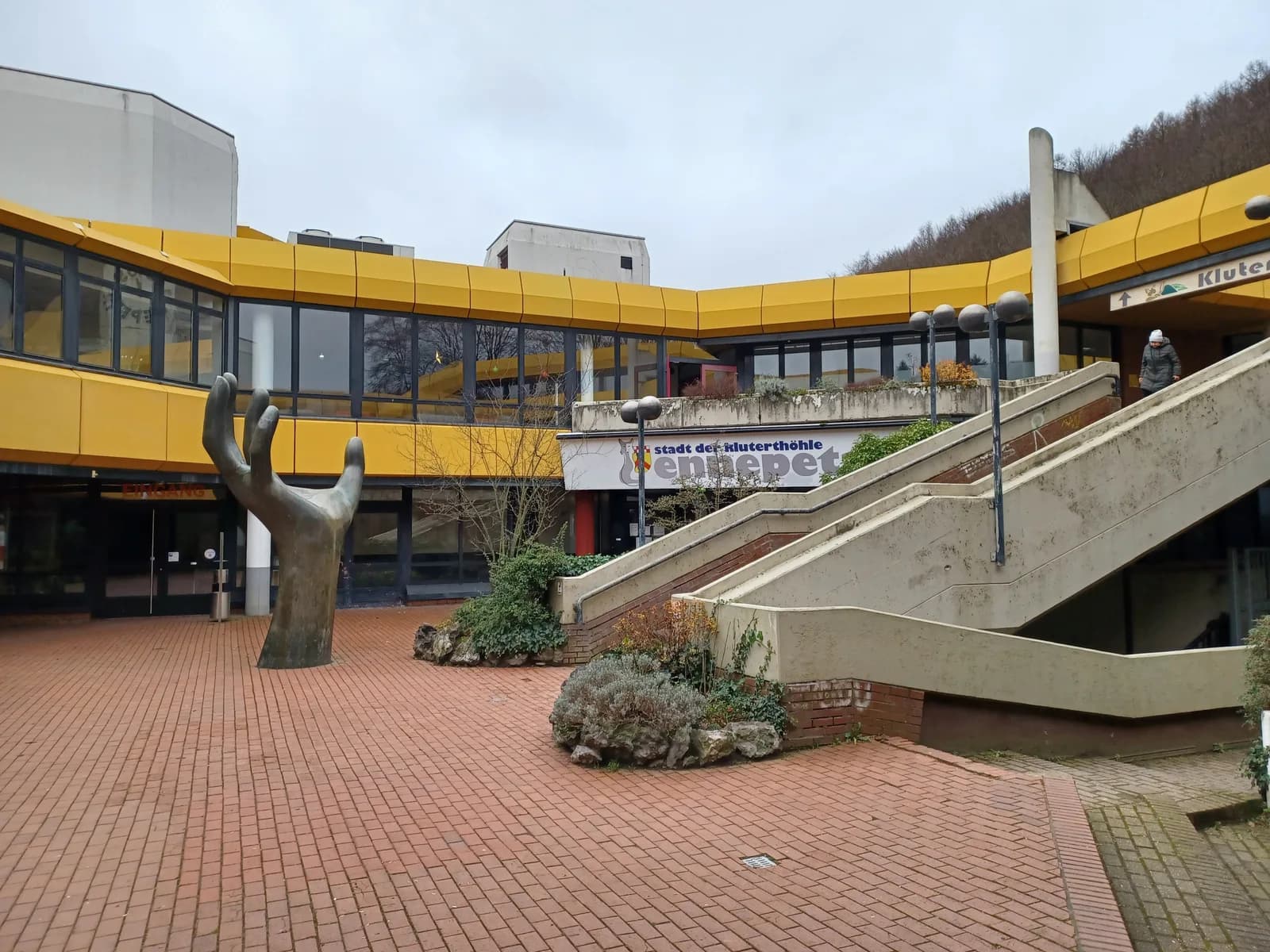 Haus Ennepetal mit Skulptur auf dem Vorplatz in Milspe
