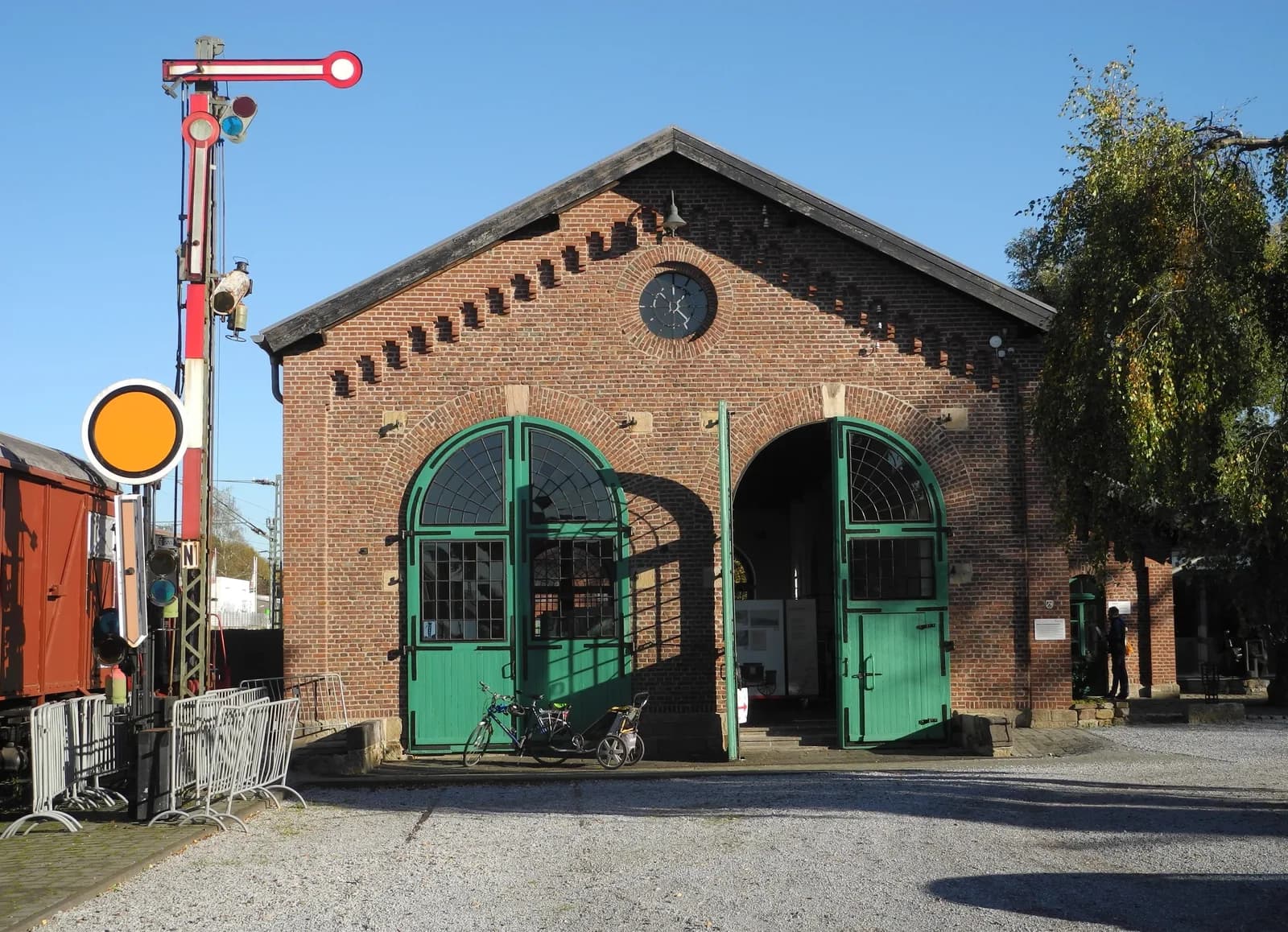 Historischer Lokschuppen in Erkrath-Hochdahl mit Formsignal