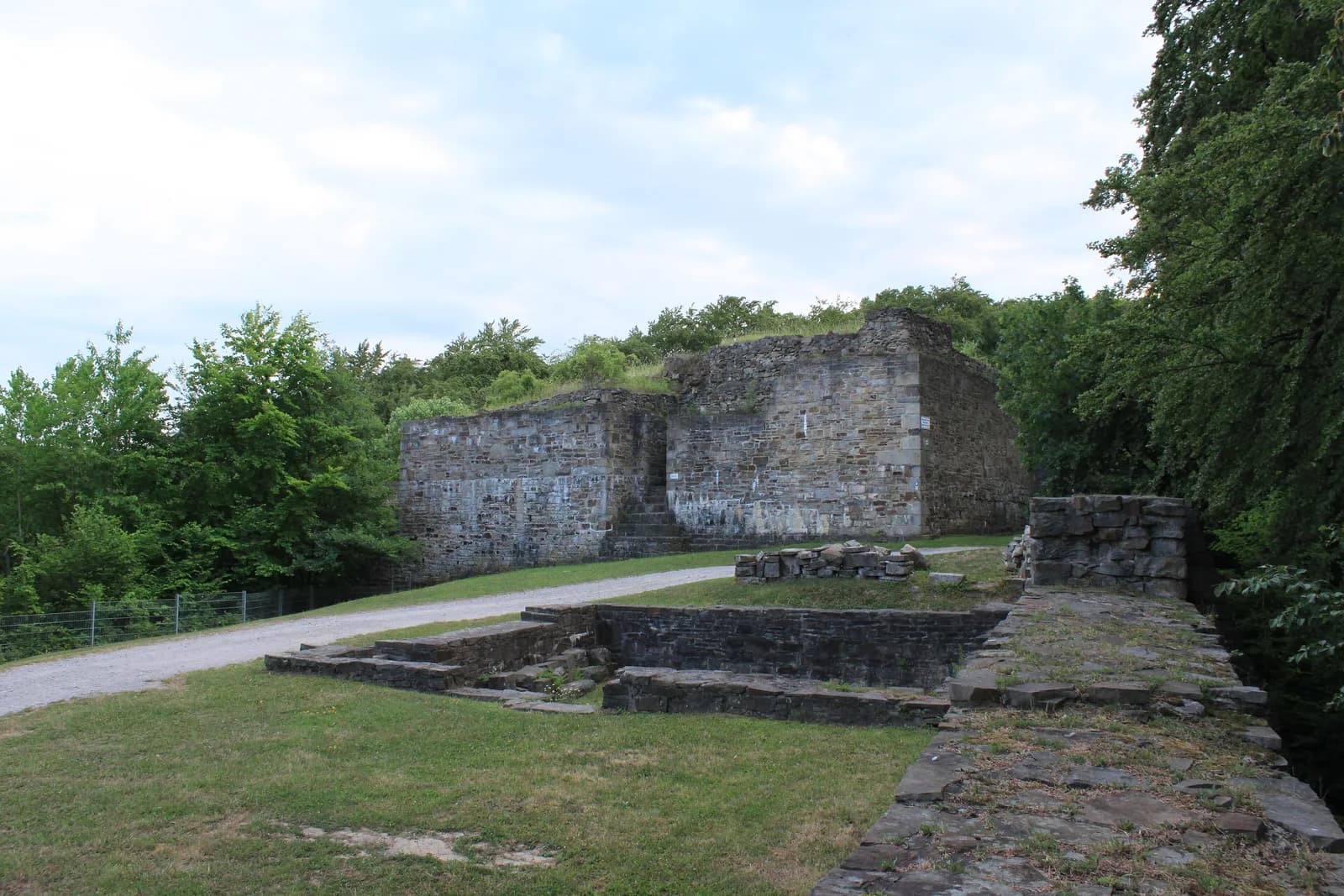 Mauerreste der Ruine Isenburg in Hattingen-Niederbonsfeld