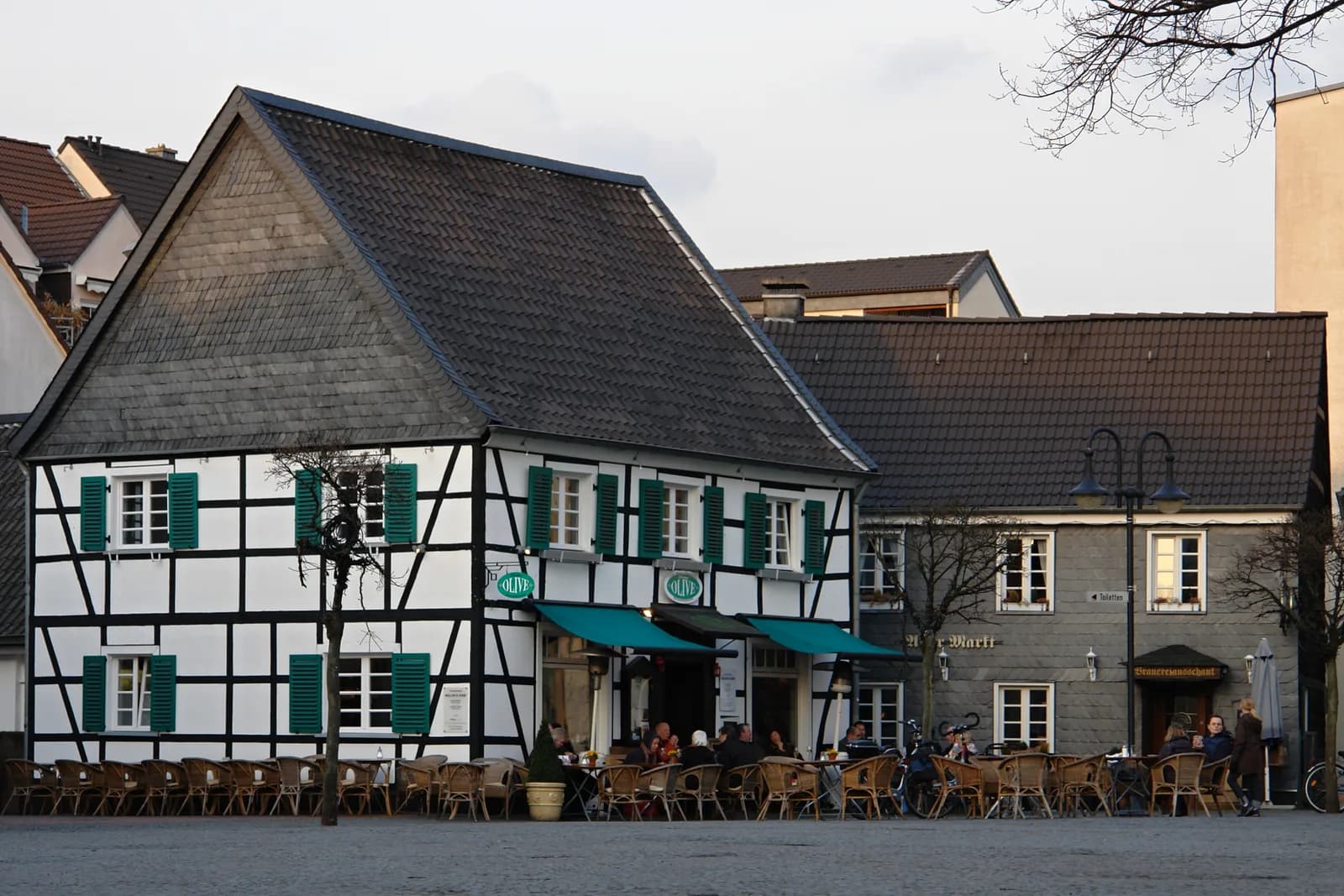 Fachwerkhäuser am Markt in Hilden mit Außengastronomie