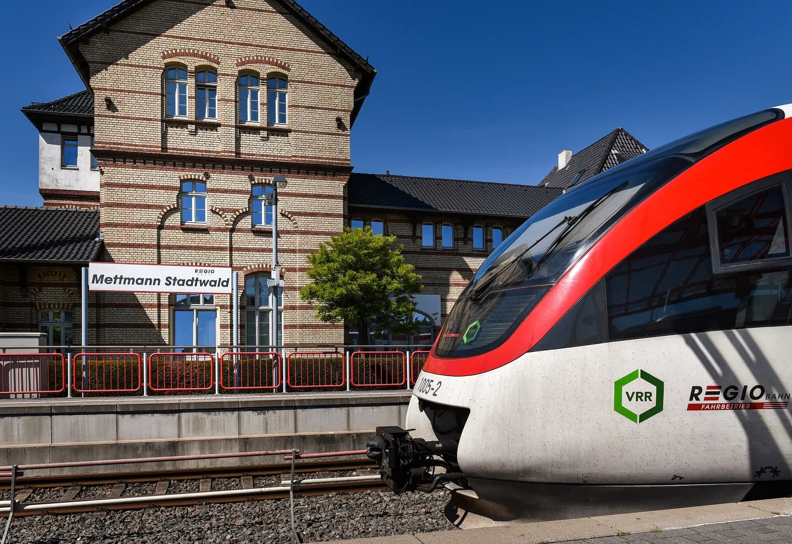 Bahnhof Mettmann Stadtwald mit Triebwagen der Regiobahn