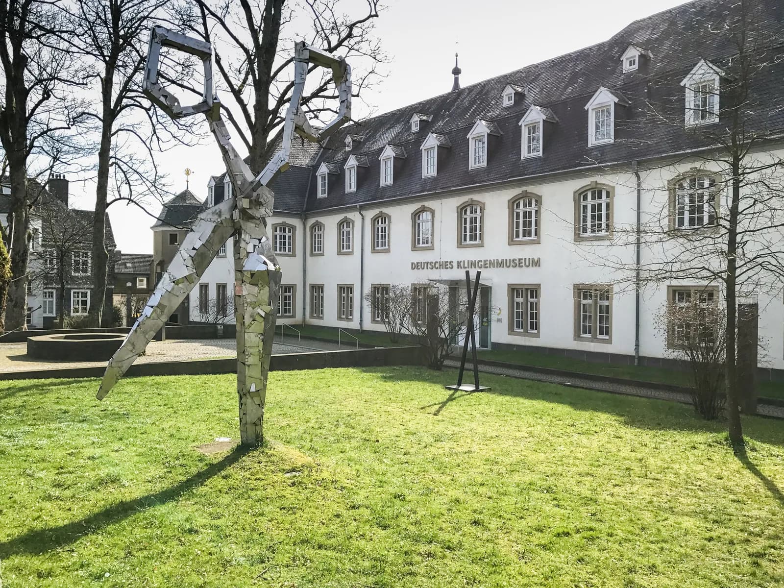 Deutsches Klingenmuseum in Solingen-Gräfrath mit Scheren-Skulptur