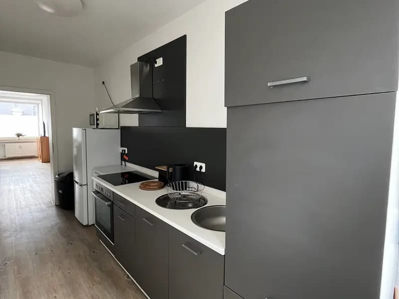 Außenansicht mit Parkplatz