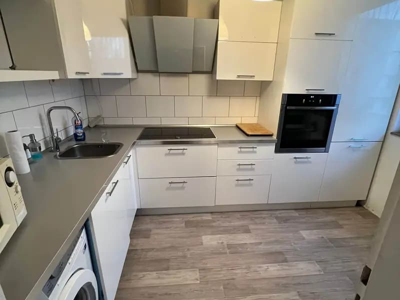 Voll ausgestattete Küche mit modernen Geräten