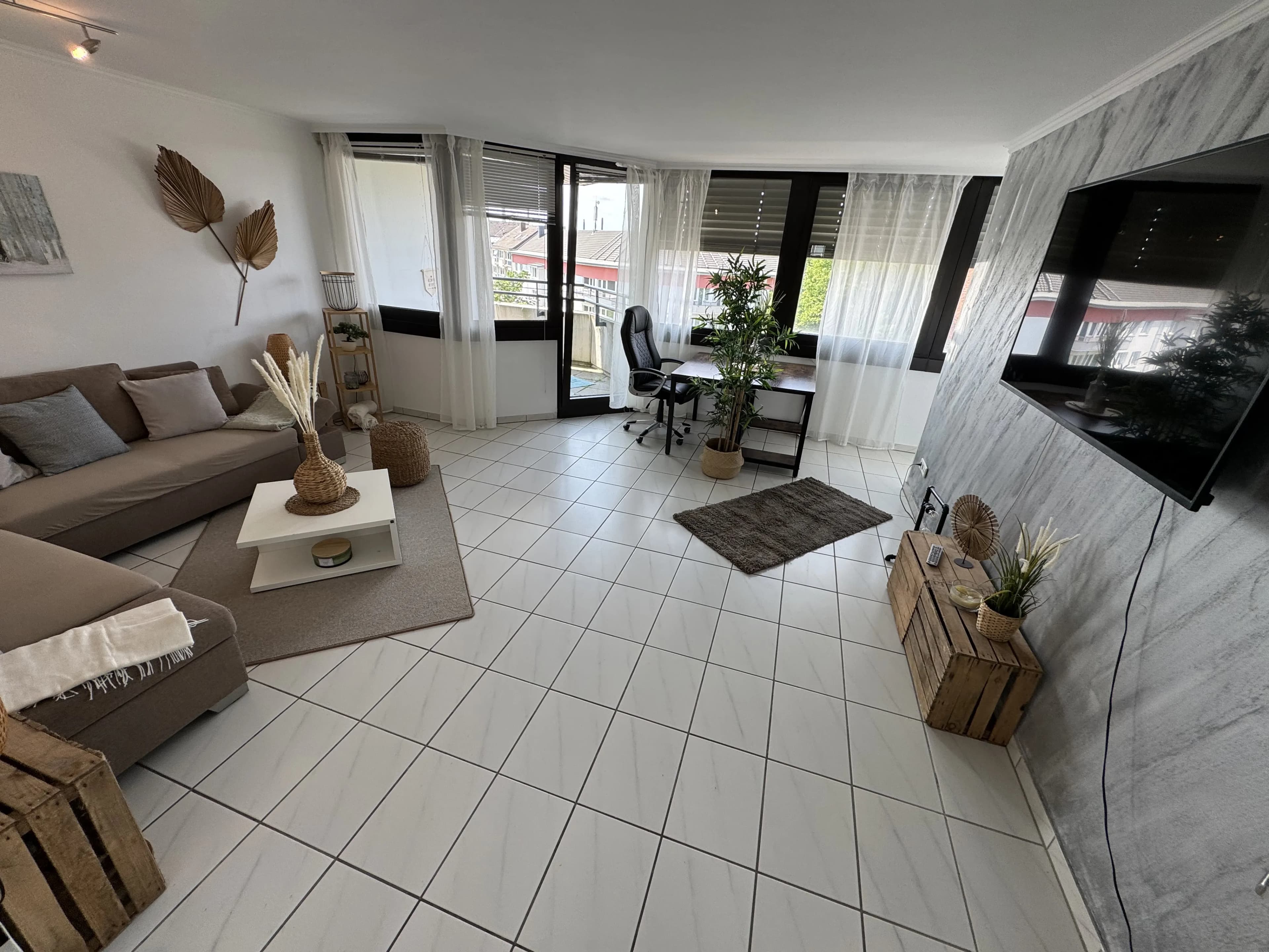 Wohnbereich einer Monteurwohnung mit Sofa und Esstisch