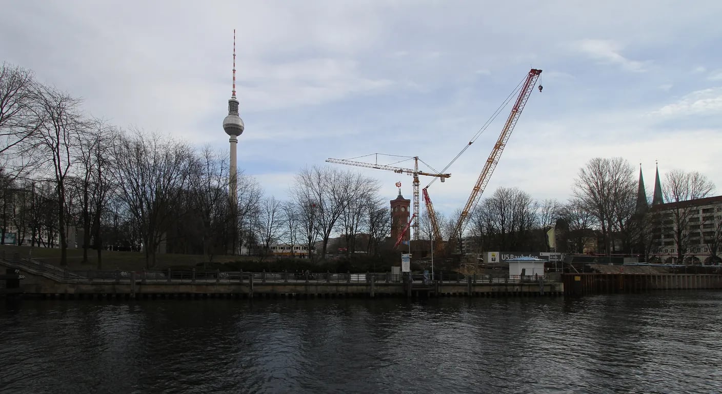 Fernsehturm und Baukräne an der Spree in Berlin-Mitte – Monteurzimmer in Berlin