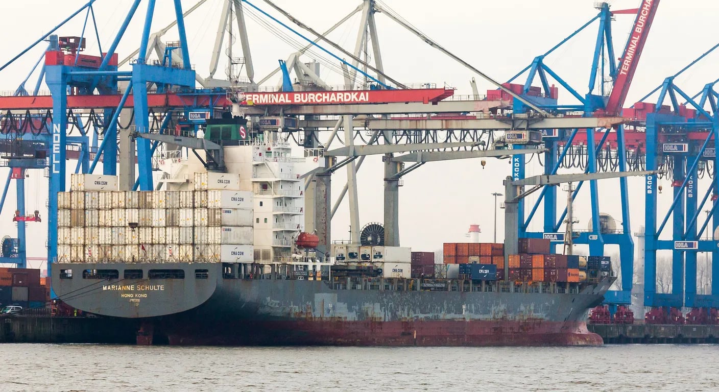 Containerschiff am Terminal Burchardkai im Hamburger Hafen – Monteurzimmer in Hamburg