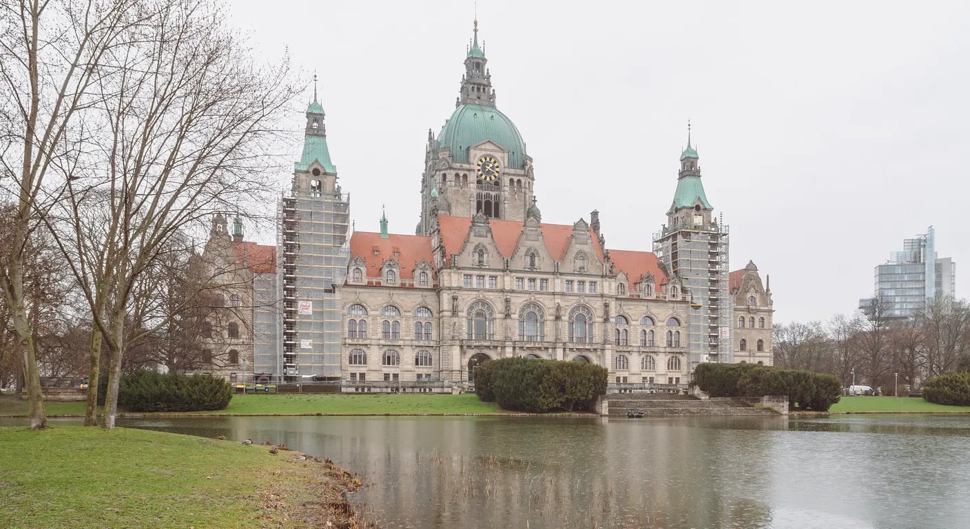 Neues Rathaus Hannover am Maschteich mit Baugerüst – Monteurzimmer in Hannover