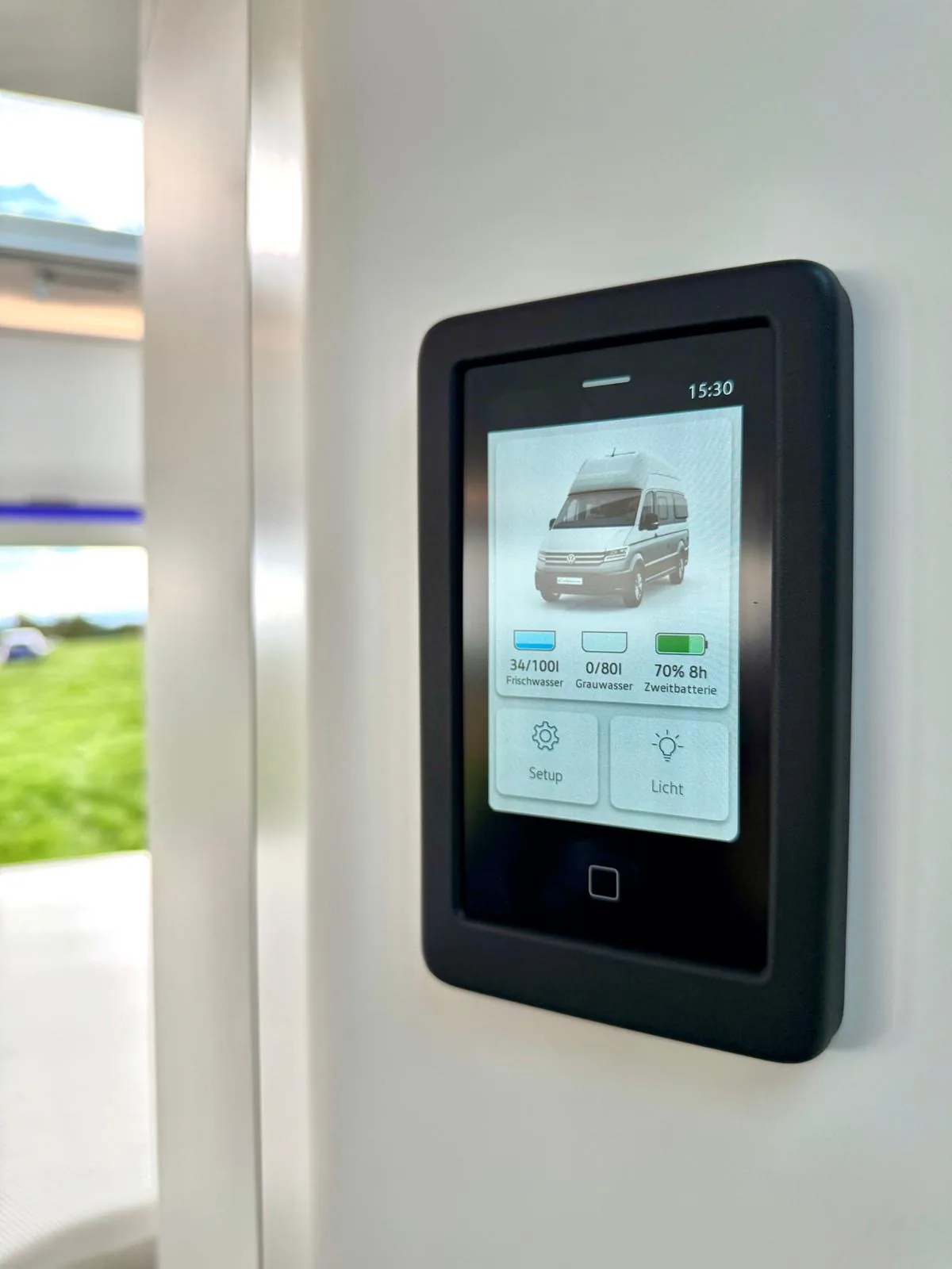 Smart Control Display des VW Grand California zeigt Frischwasser (100L), Grauwasser und Akkustand