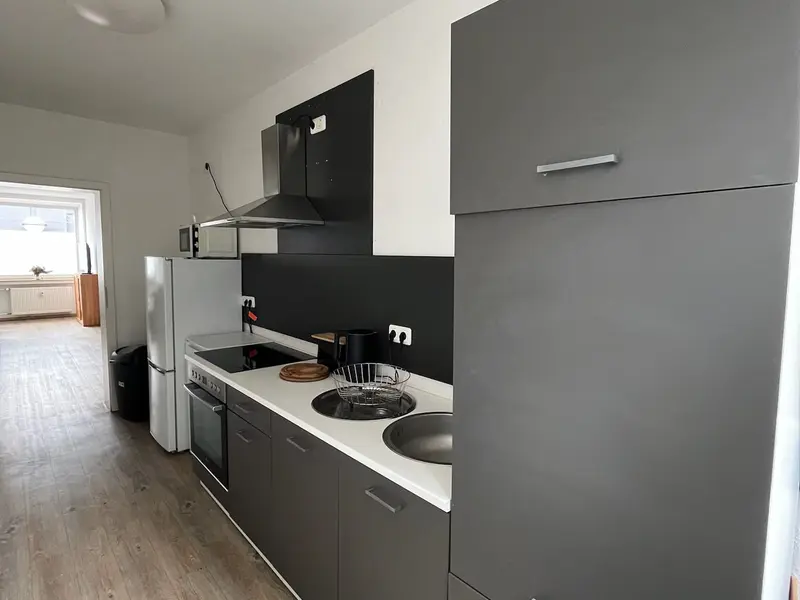 Außenansicht mit Parkplatz