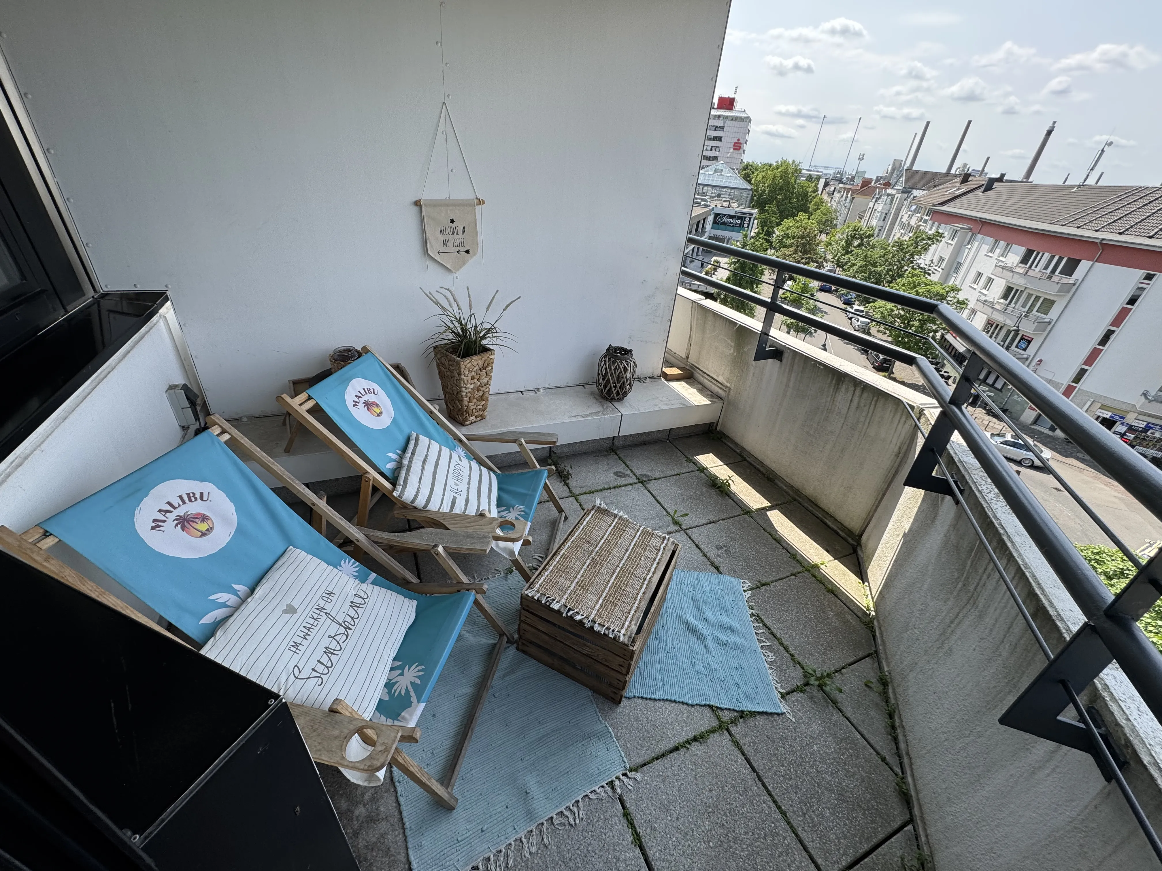 Sonniger Balkon mit Liegestühlen